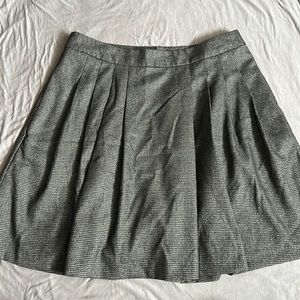 Banana Republic Factory pleated houndstooth skirt